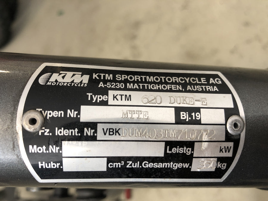KTM LC4 Duke 620 E [1996] - Ramme med papirer