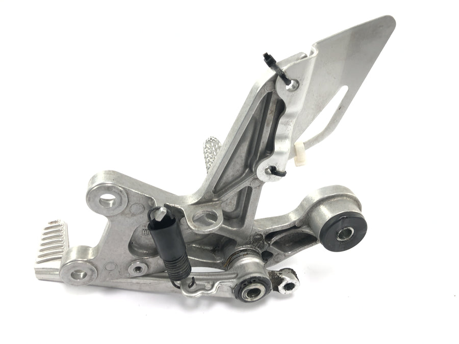 Honda CBR 1000 RR SC59 [2008] - Høyre fotstøttesystem med bremsepedal, førerfotstøtte, fotstøtte