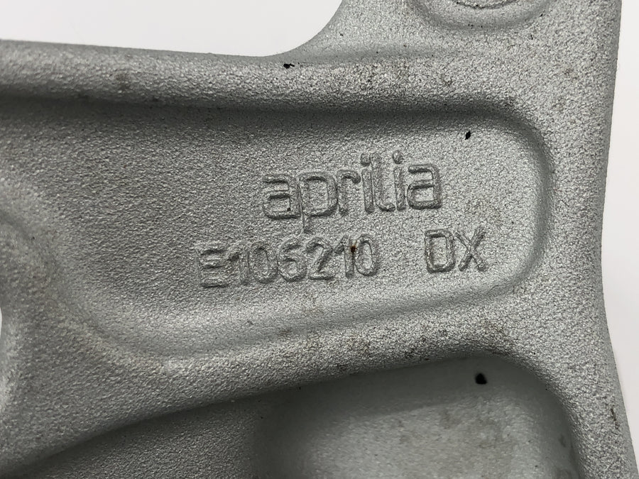 Aprilia RSV 1000 R [2004] - Passasjerfotstøtter med bakre fotstøttesystemholder venstre og høyre