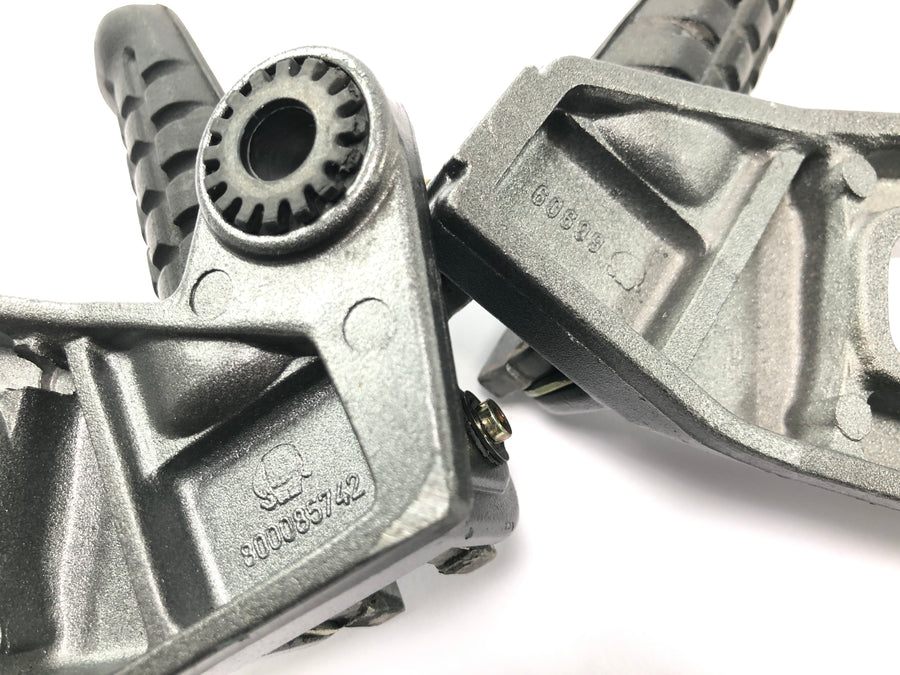 Cagiva Planet 125 [1998] - Passasjer fotstøtter med holder for bakre passasjer fotstøtte holder par