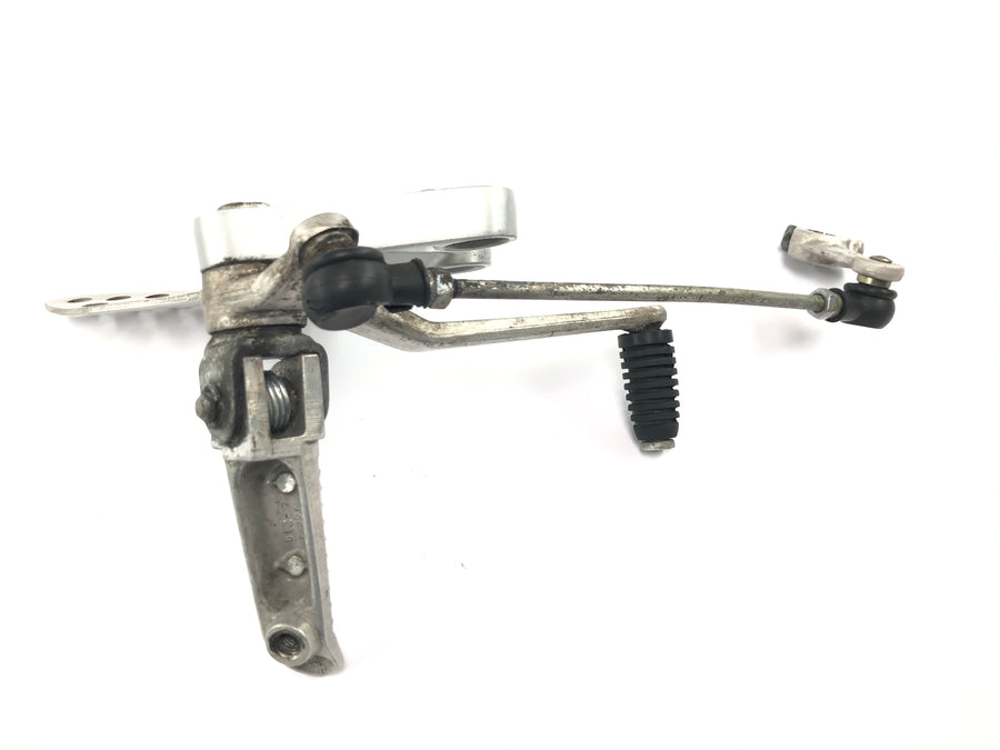Suzuki GSX R 1000 WVBZ K3 [2003] - Fotstøttesystem førerens venstre fotstøtteholder med girspak