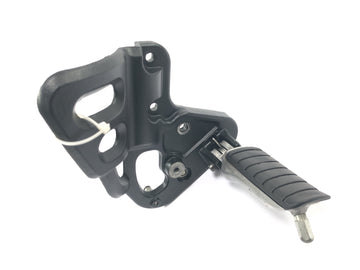 Triumph Tiger 955i 709EN [2003] - Førerfotstøtte til høyre med holder for fotstøttesystemet