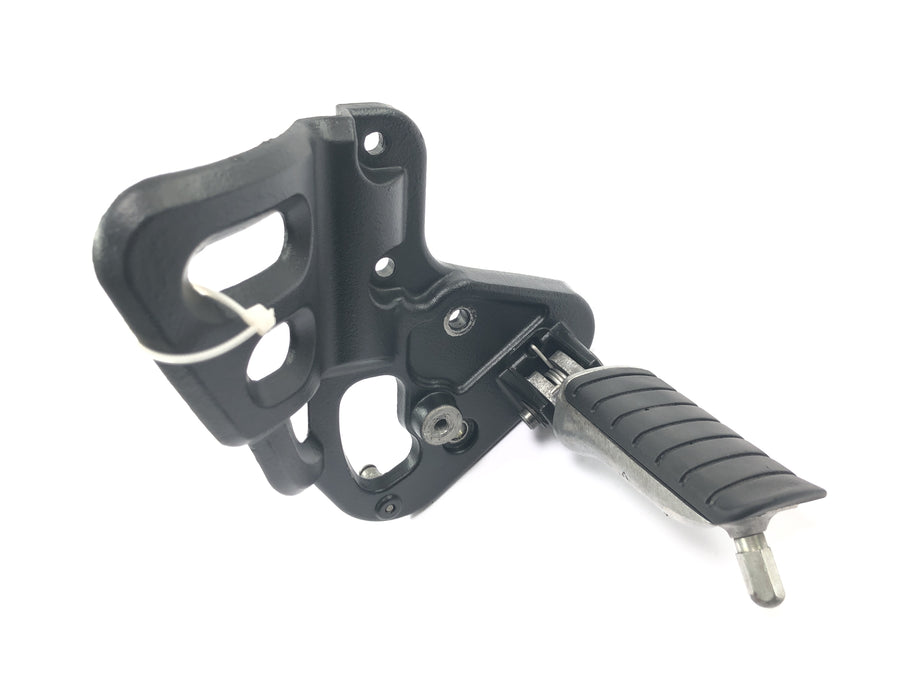 Triumph Tiger 955i 709EN [2003] - Førerfotstøtte til høyre med holder for fotstøttesystemet