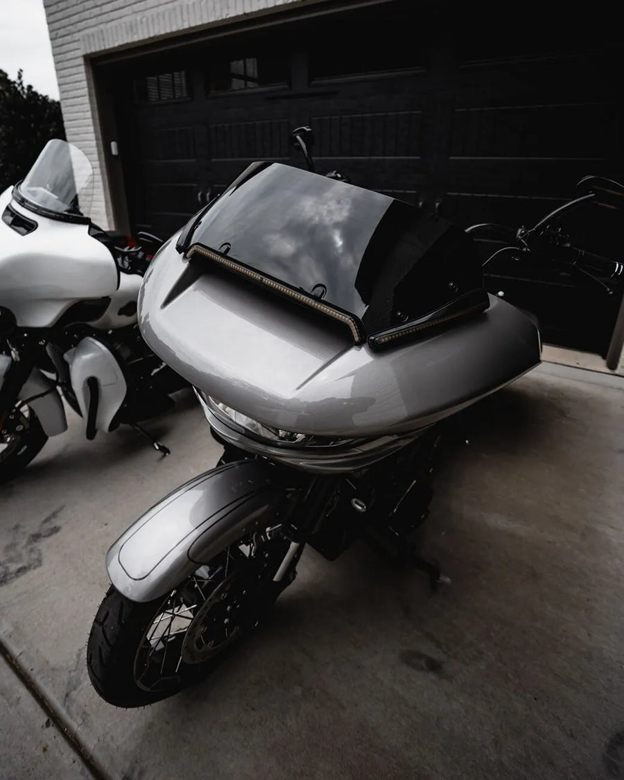 harley-davidson road glide [CUSTOM DYNAMICS] - LED frontrutetrim med indikatorer