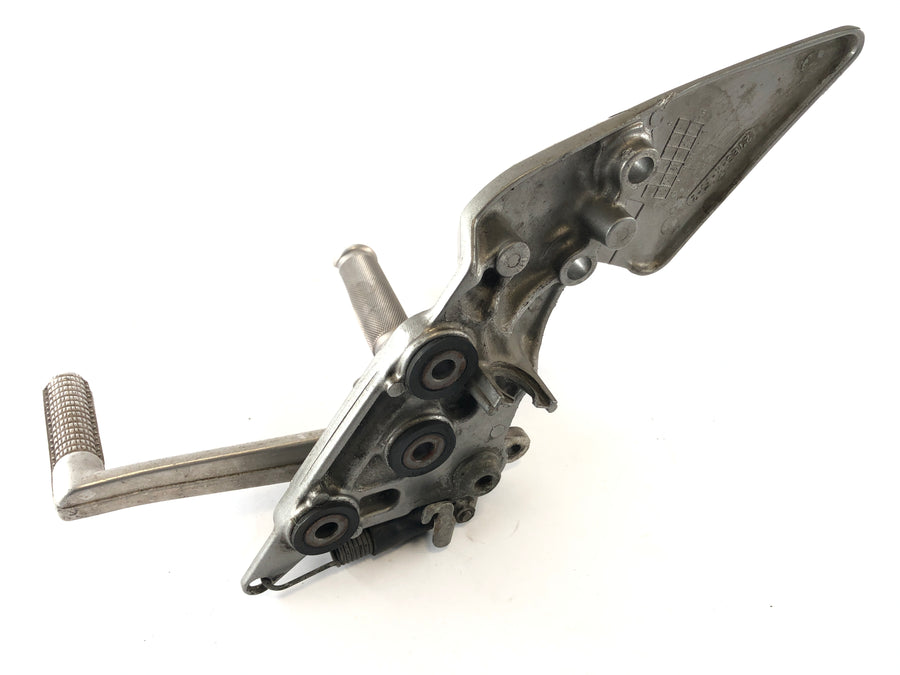 Suzuki Bandit GSF 1200 S WVA9 [2001] - Driverens fotran rett med holder og bremsepedal