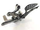 Yamaha YZF R1 RN12 [2005] - Fotstøtte til høyre med holder og bremsepedal-4