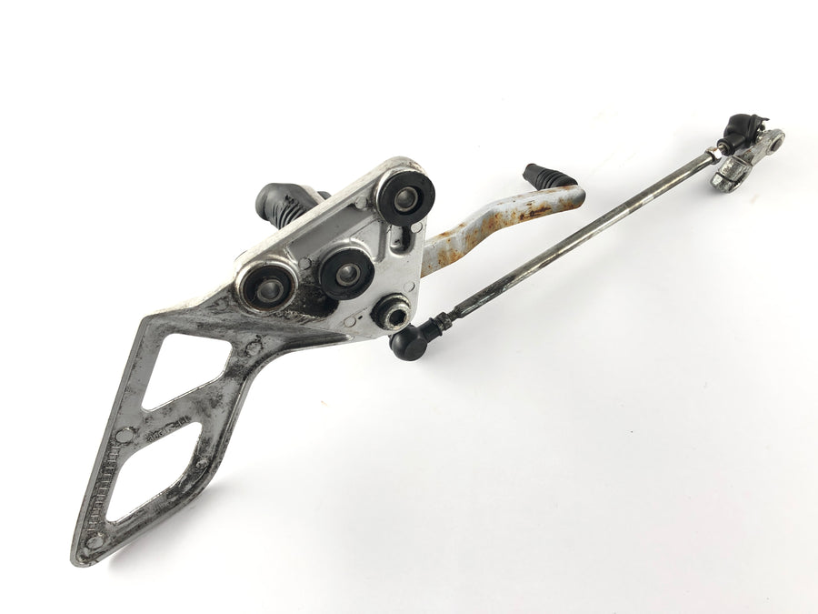 Suzuki Bandit GSF 650 S WVB5 [2005] - Driverens fotrestrest til venstre med holder og girspak